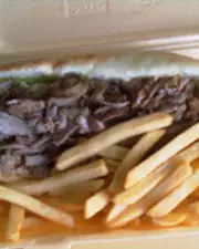 Le kebab le plus “polémique” de Paris offre 1 000 kebabs dans sa nouvelle adresse