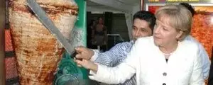 Angela Merkel mange du kebab !