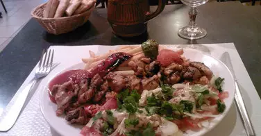 Assiette brochette de poulet - Ephès à Paris